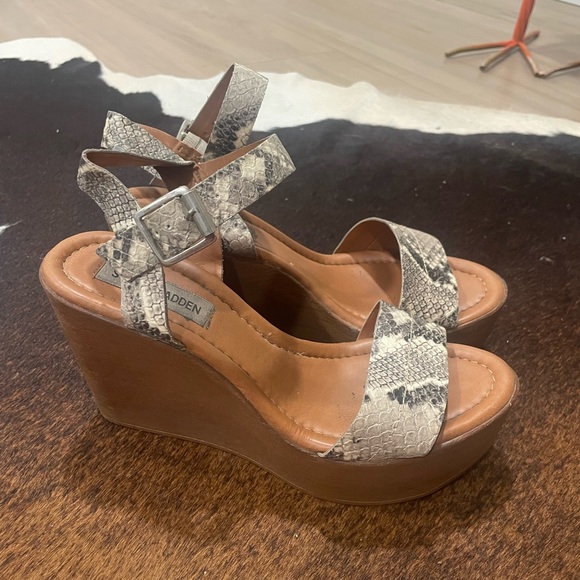 Steve Madden Snakeskin Pattern Women Wedge Heel - Picture 2 of 3